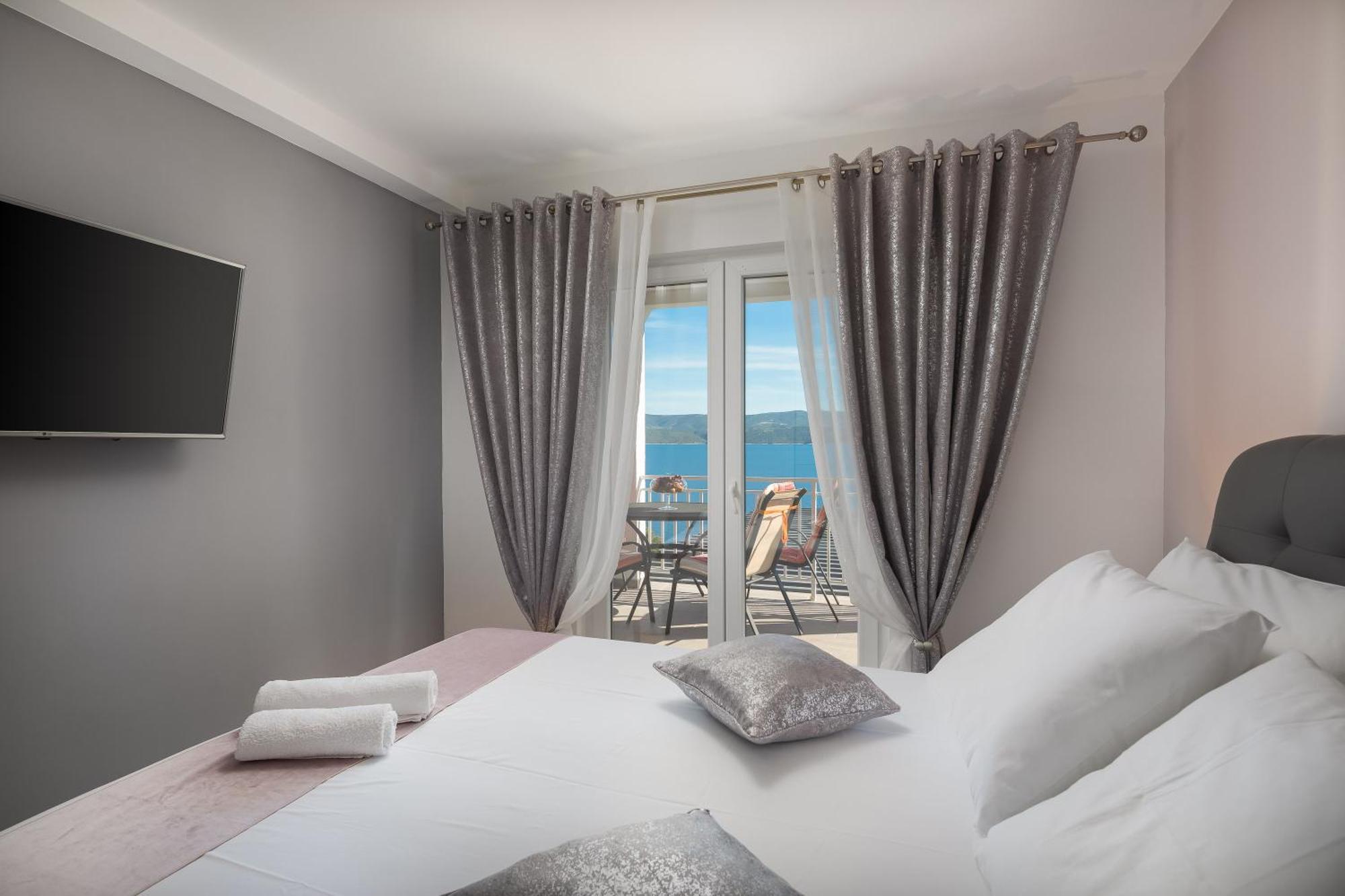 Luxury Seafront Villa With Heated Pool, Jacuzzi, Sea View, 150 M From Beach Stanici 외부 사진